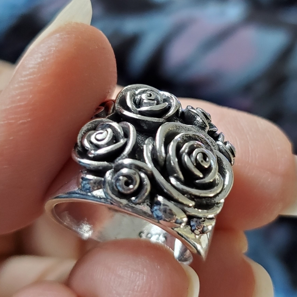 Gorgeous Silver Plated Roses  Ring Costume Jewelry
